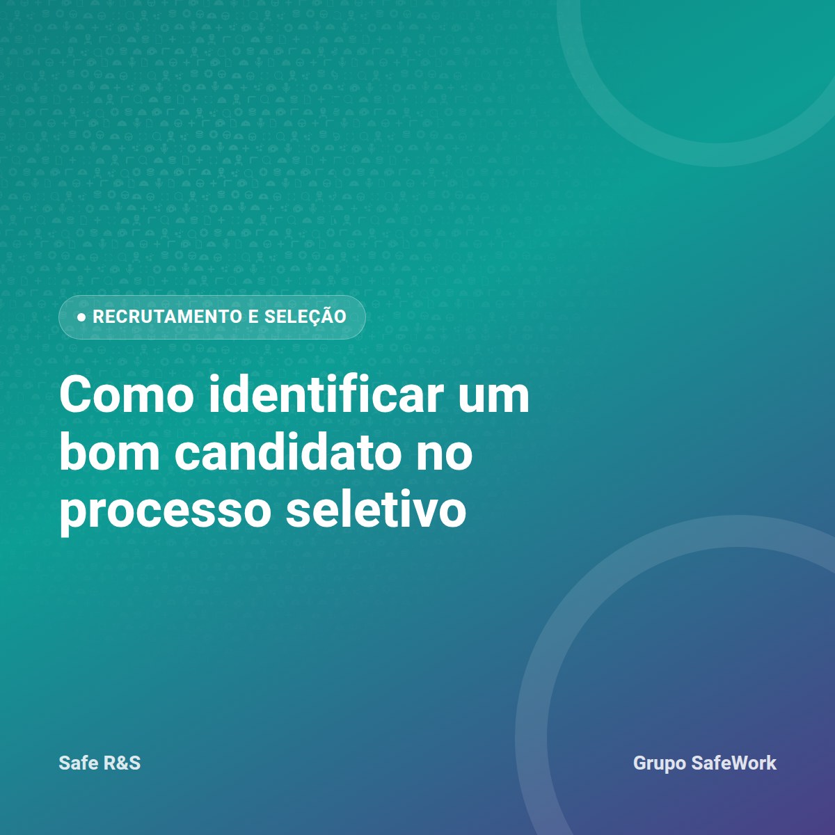 Entrevistador conversando com candidato em processo seletivo