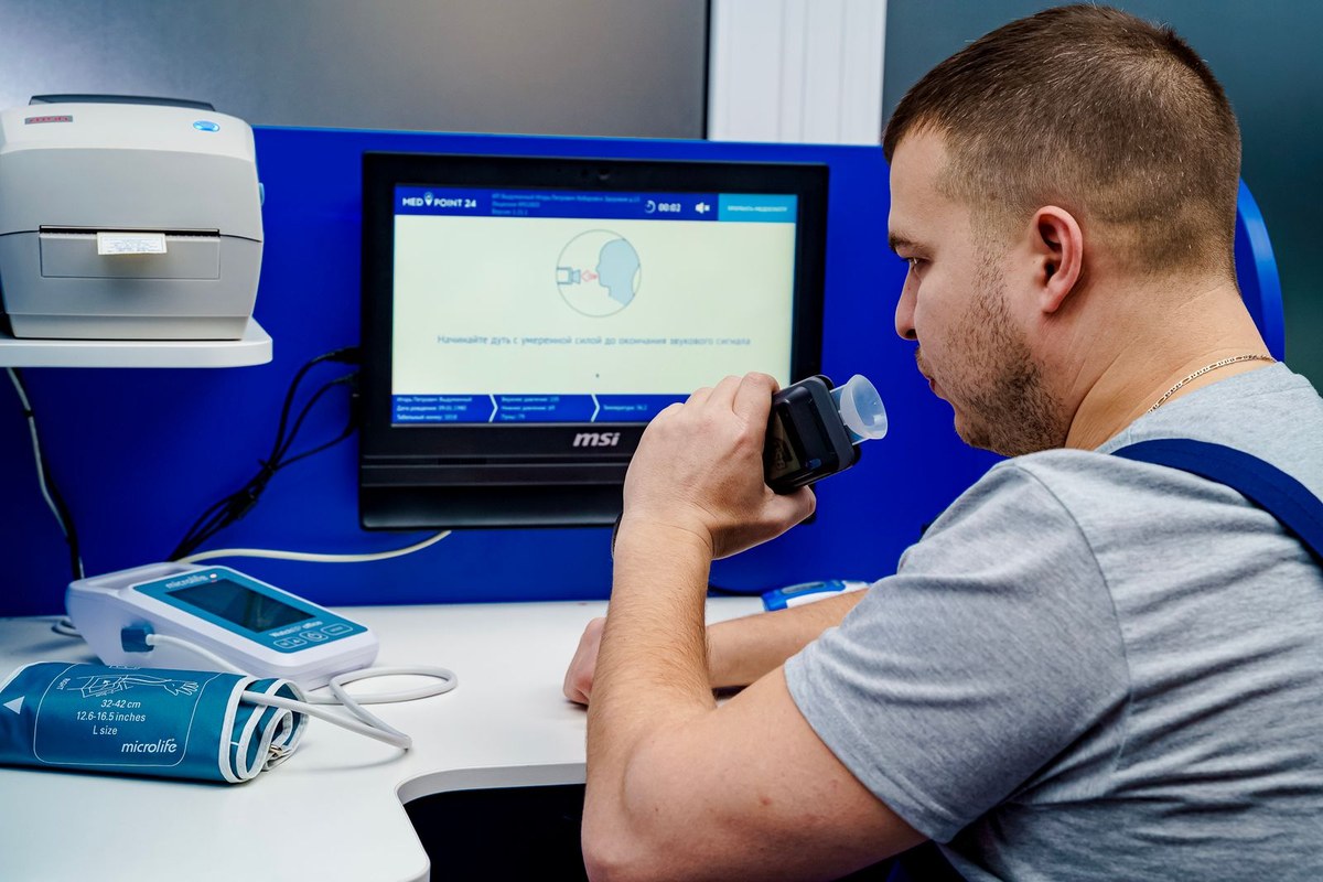 Trabalhador realizando teste de espirometria em exame ocupacional