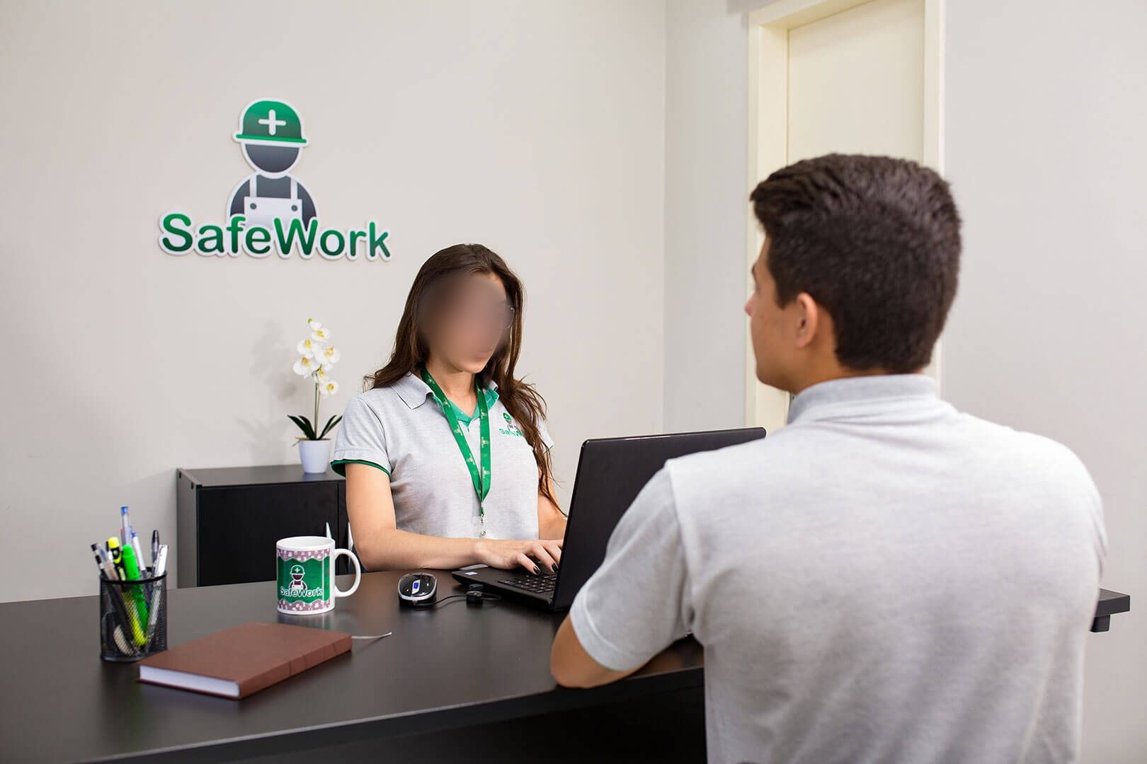 Atendimento no balcão da unidade do Grupo SafeWork